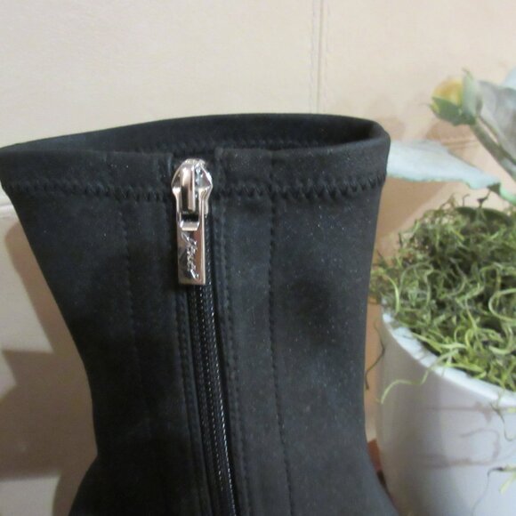 BADGLEY MISCHKA Stretch Knit Black Bootie in GREAT Pre-Owned Condition - Picture 2 of 8